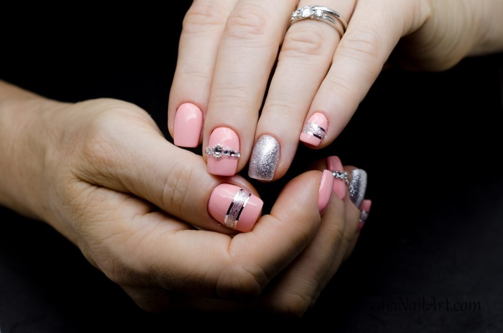 Elegant short pink nails with diamonds