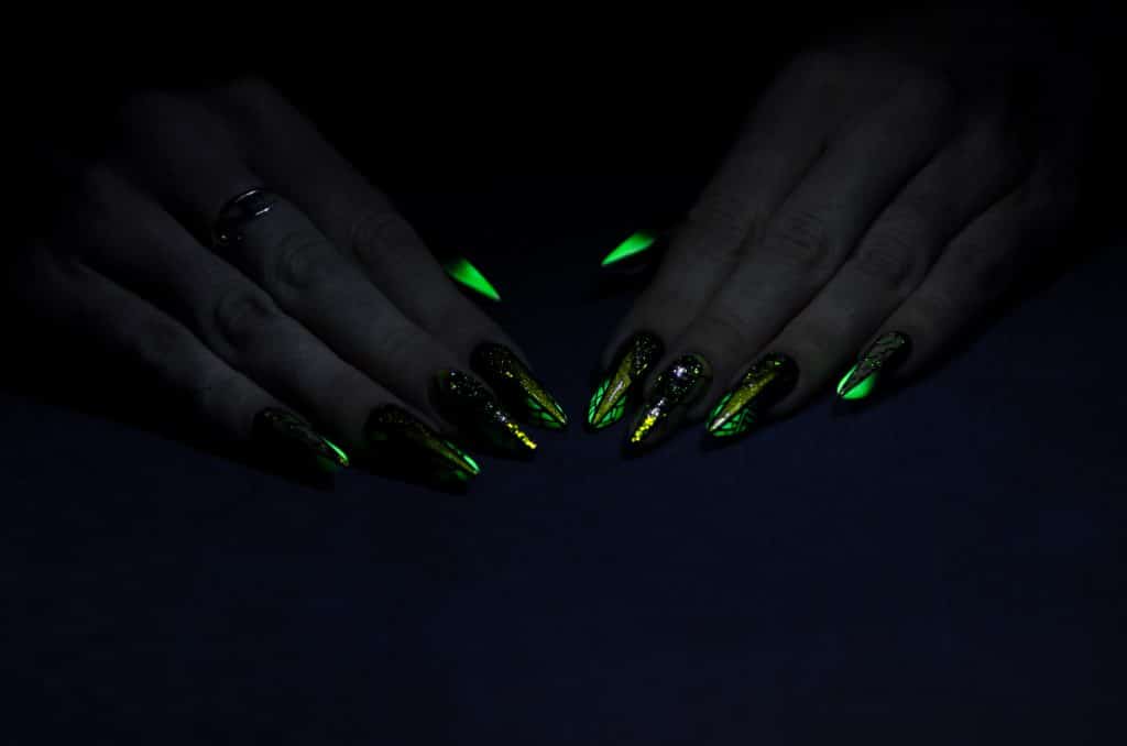 Edge nails and green gold that GLOW in the DARK