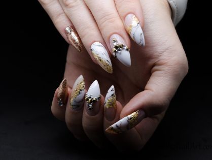 Classics nail design in the gold frame!