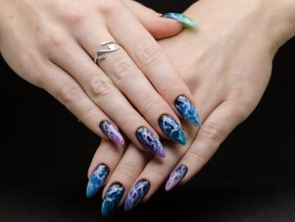 Nail design that imitates a storm in the ocean.