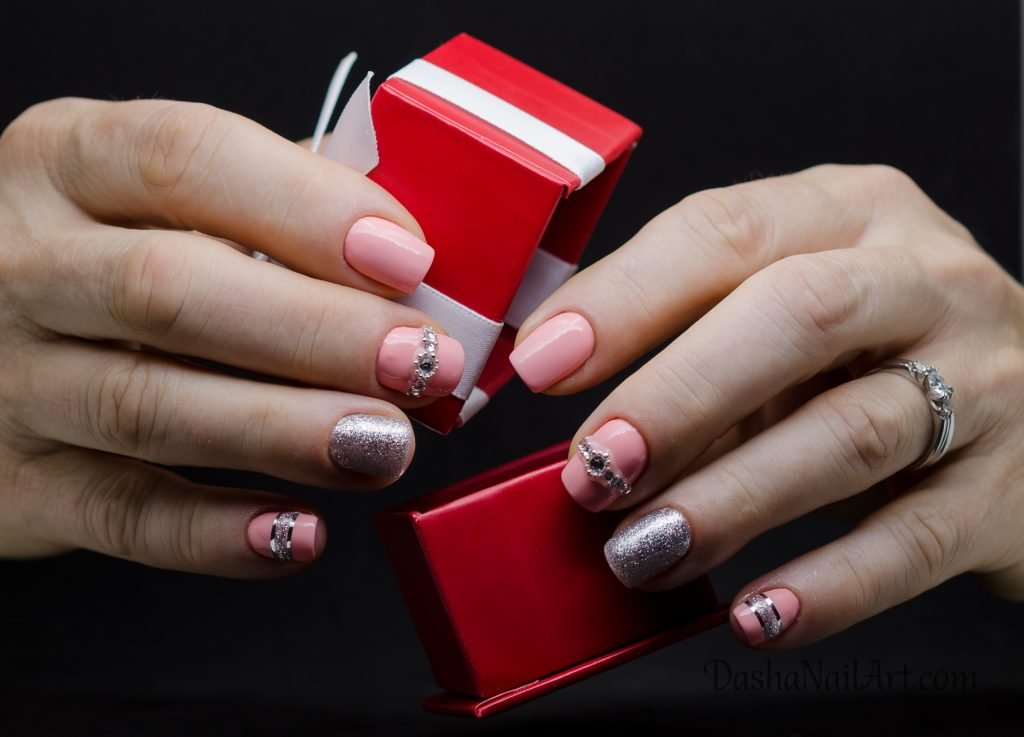 Elegant short pink nails with glitter