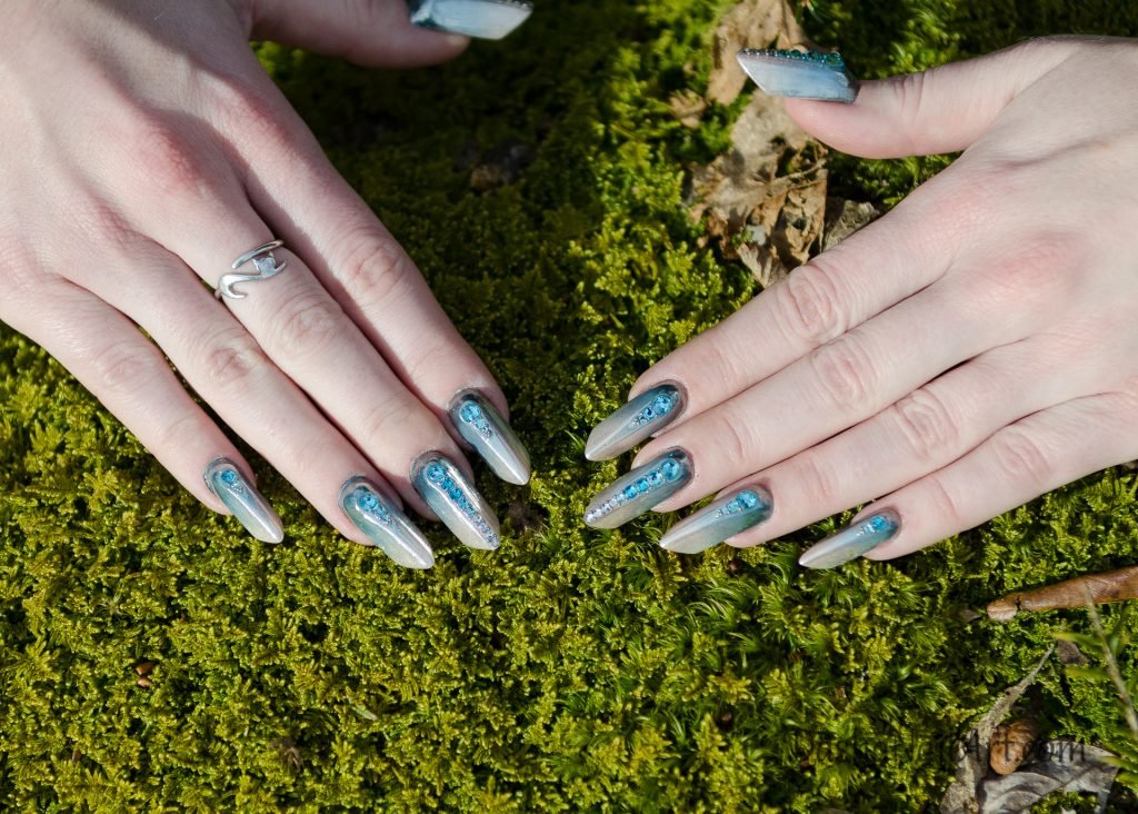 Metallic Edge chrome Nails on the moss background